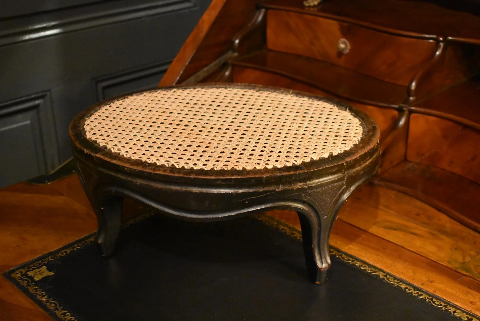 Tabouret de pieds canné