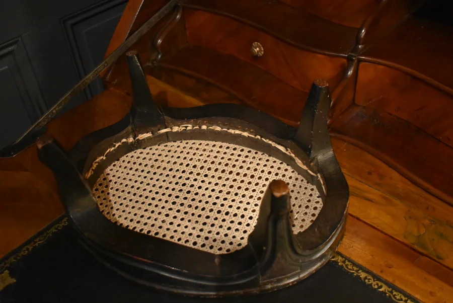 Tabouret de pieds canné