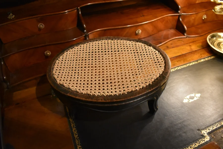 Tabouret de pieds canné