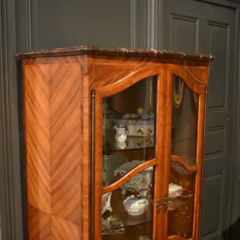 Vitrine de style Louis XV