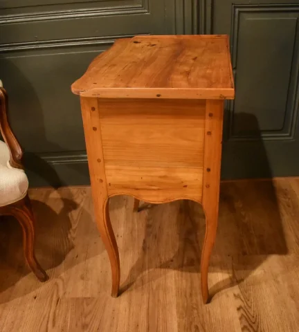 Table chiffonnière Louis XV en merisier