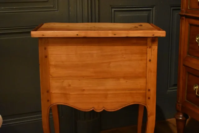 Table chiffonnière Louis XV en merisier