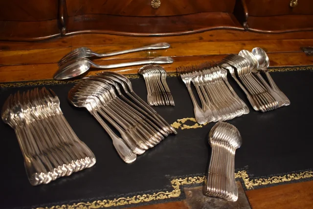 Ménagère en métal argenté modèle "coquille"