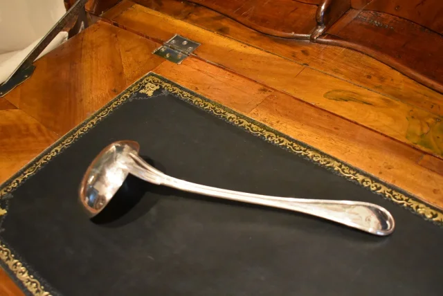 Ménagère en métal argenté modèle "coquille"