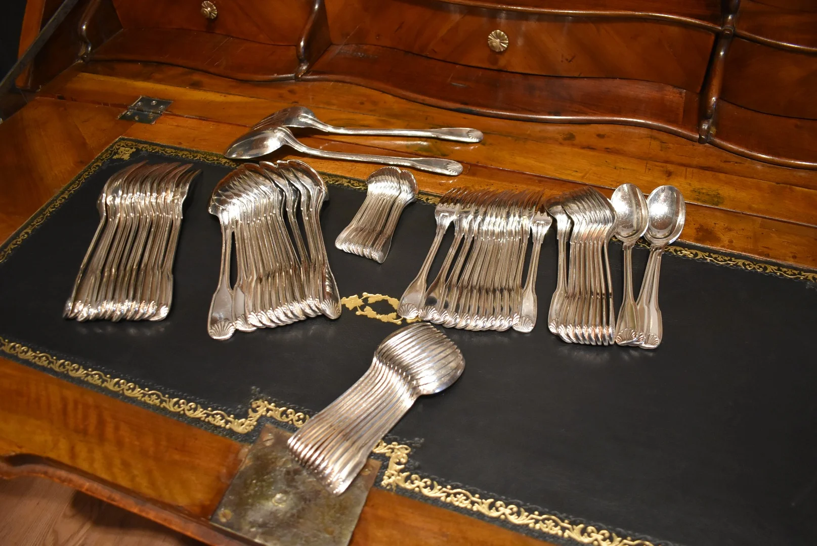 Ménagère en métal argenté modèle "coquille"