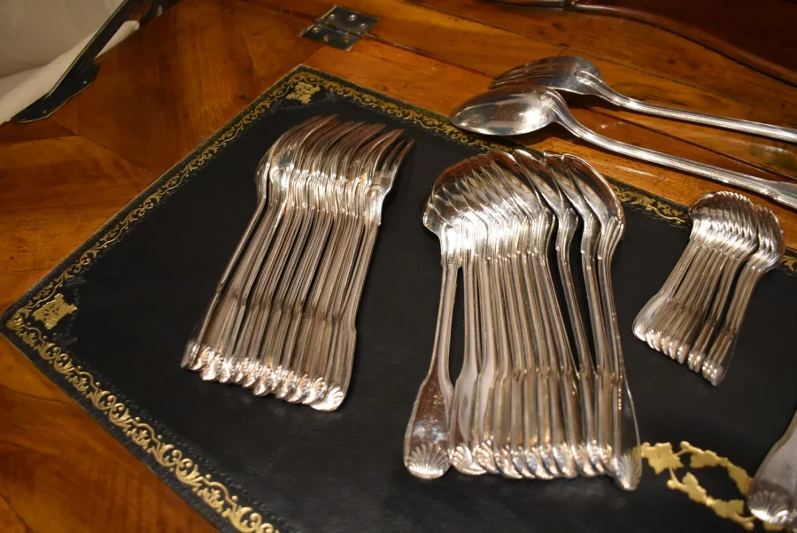 Ménagère en métal argenté modèle "coquille"
