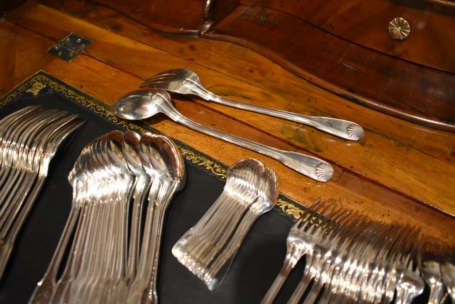 Ménagère en métal argenté modèle "coquille"