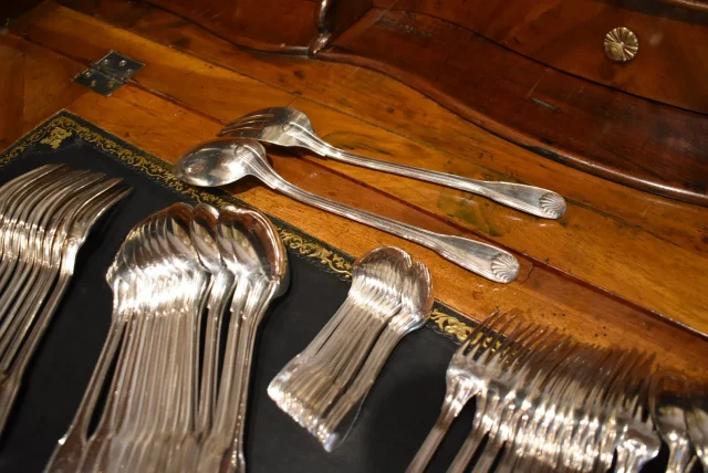 Ménagère en métal argenté modèle "coquille"