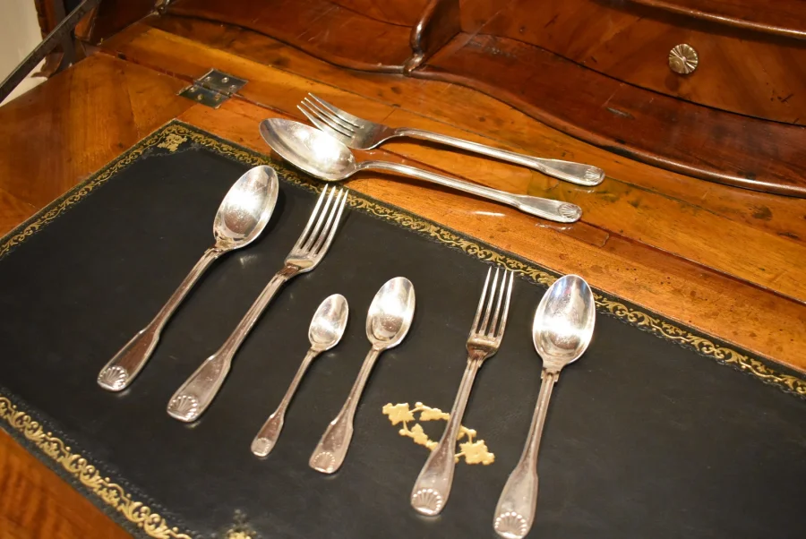Ménagère en métal argenté modèle "coquille"