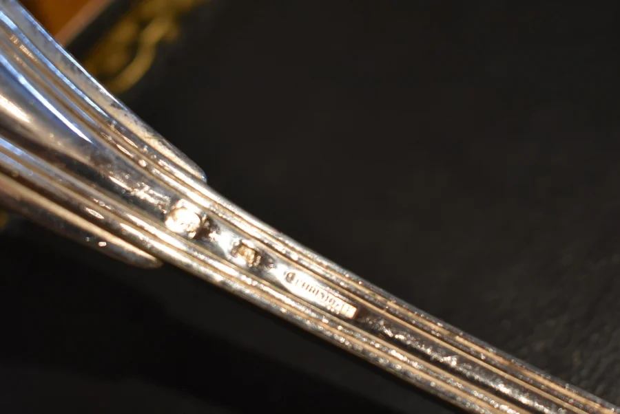 Ménagère en métal argenté modèle "coquille"