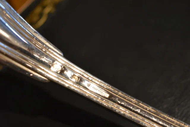 Ménagère en métal argenté modèle "coquille"