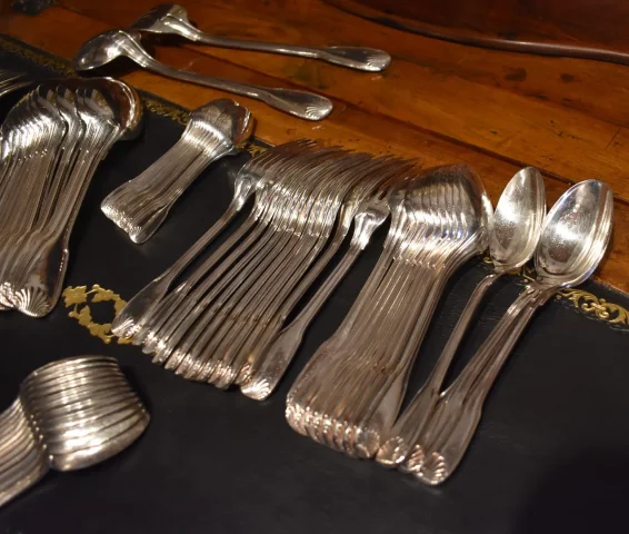 Ménagère en métal argenté modèle "coquille"