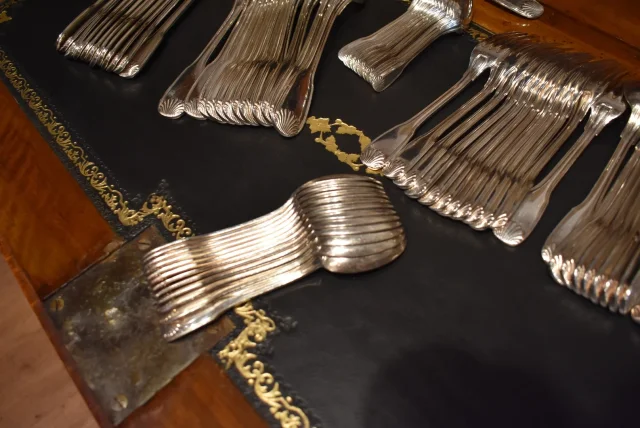 Ménagère en métal argenté modèle "coquille"