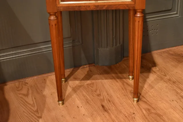 Petit chevet de style Louis XVI