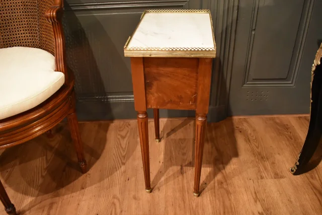 Petit chevet de style Louis XVI