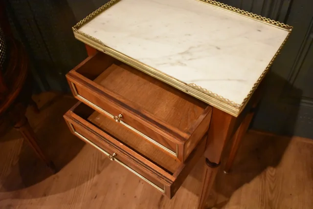 Petit chevet de style Louis XVI