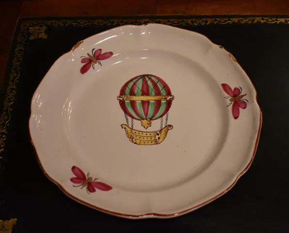 Assiette en faïence de Lunéville