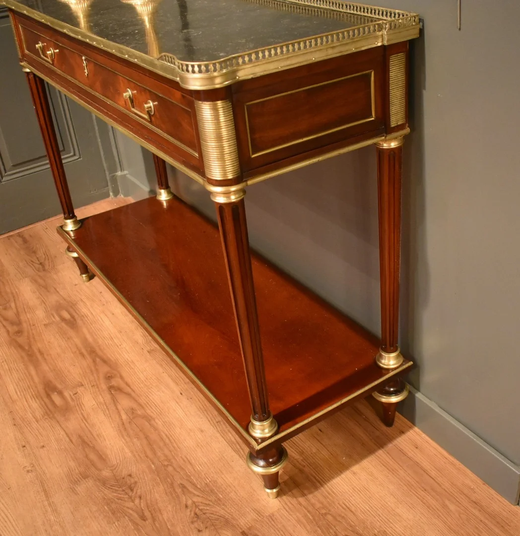 Console de style Louis XVI en acajou