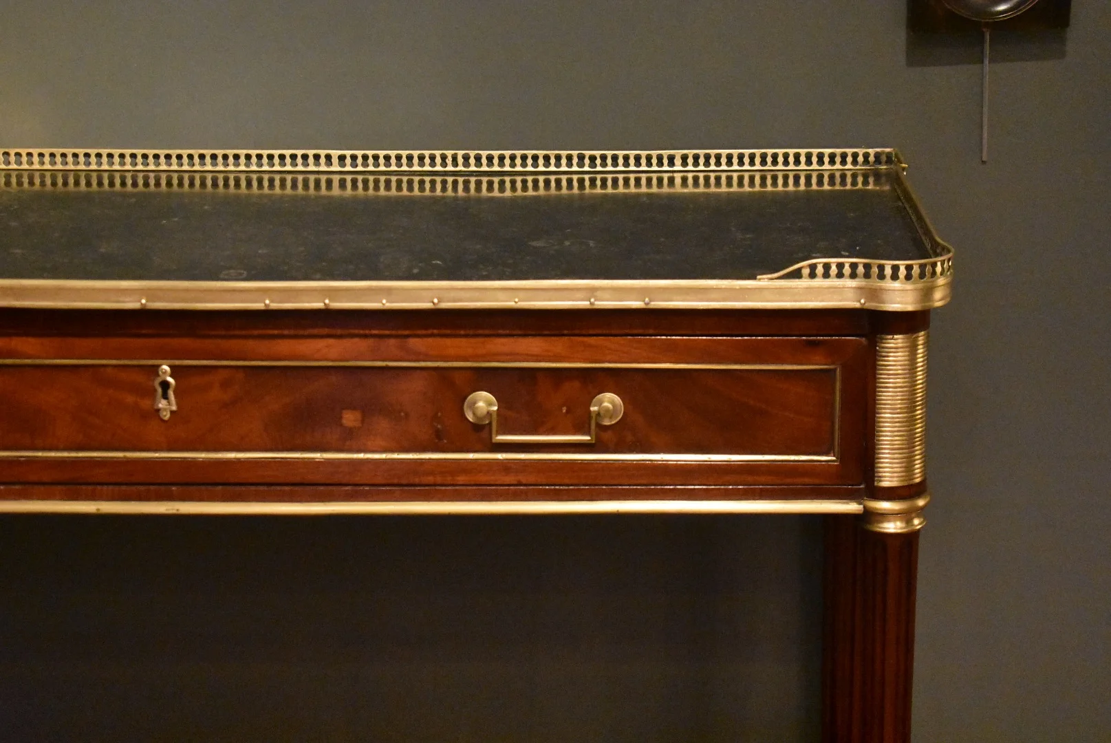 Console de style Louis XVI en acajou