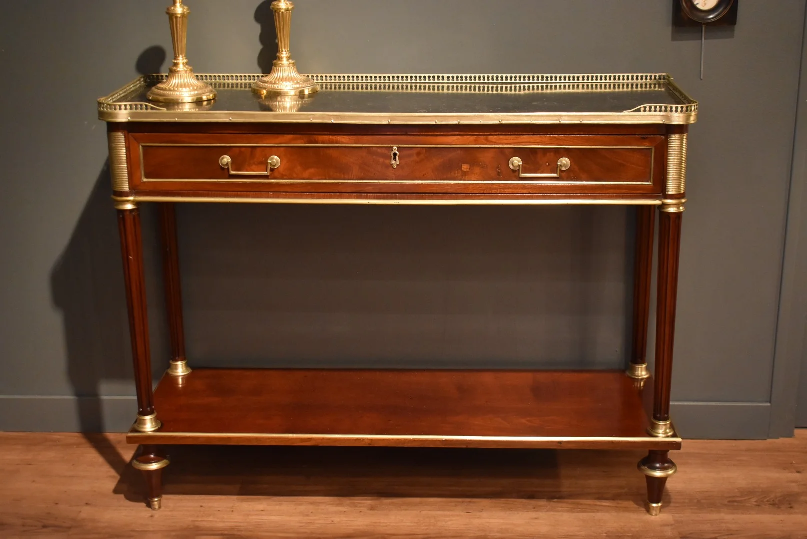 Console de style Louis XVI en acajou