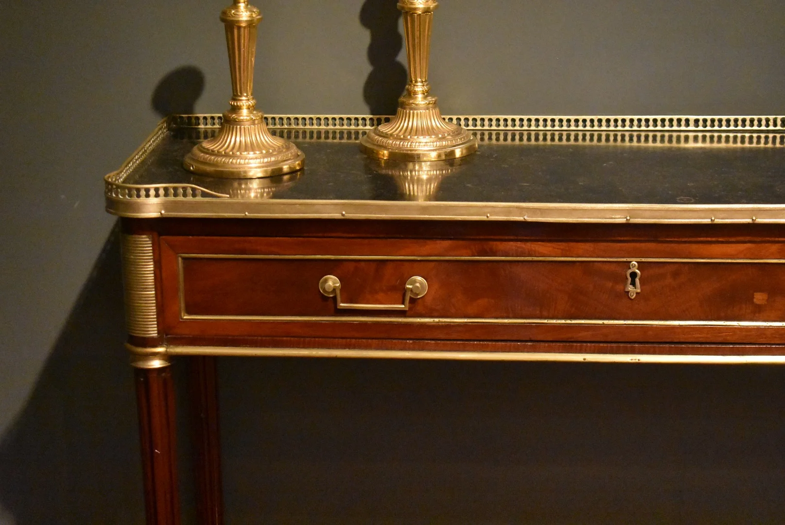 Console de style Louis XVI en acajou