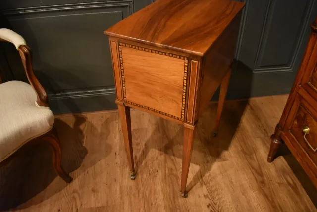 Table chiffonnière en noyer et marqueterie