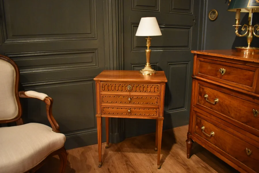 Table chiffonnière en noyer et marqueterie