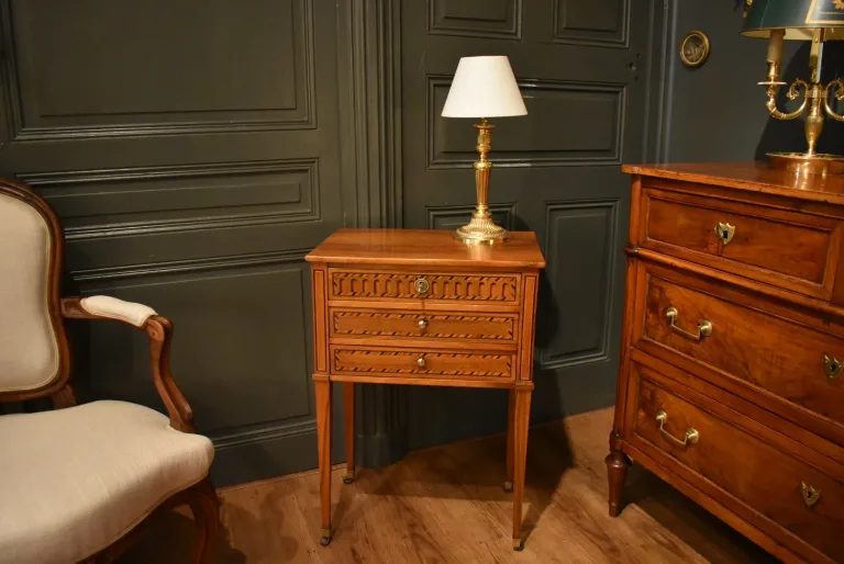 Table chiffonnière en noyer et marqueterie