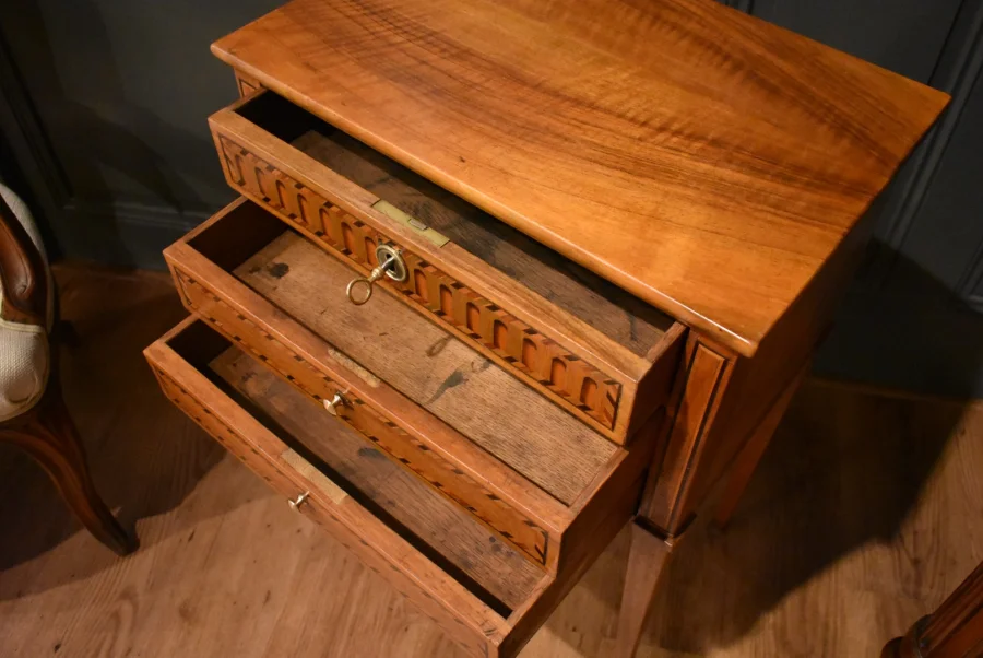 Table chiffonnière en noyer et marqueterie