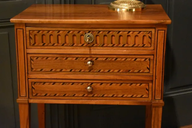 Table chiffonnière en noyer et marqueterie
