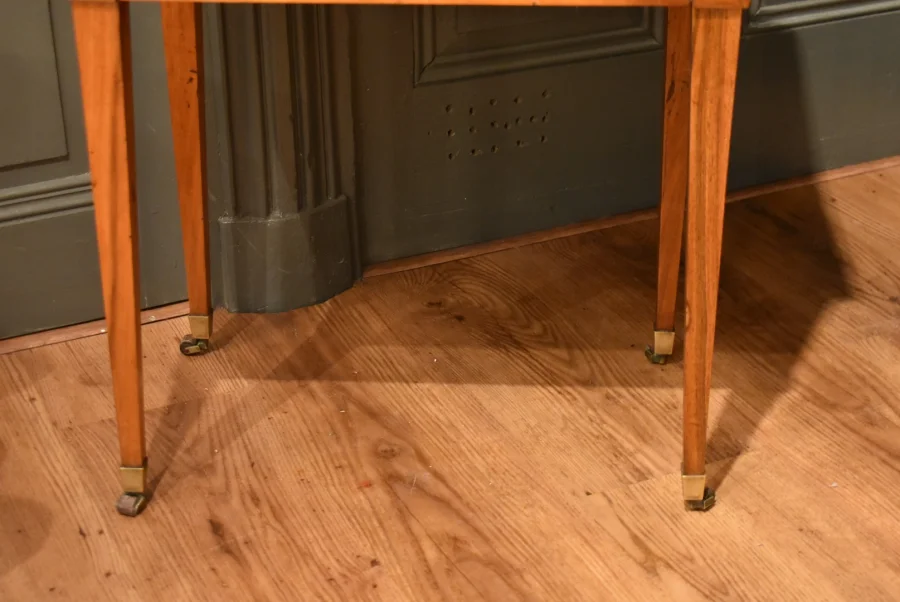 Table chiffonnière en noyer et marqueterie