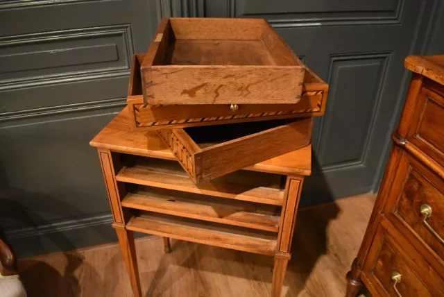 Table chiffonnière en noyer et marqueterie