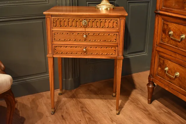 Table chiffonnière en noyer et marqueterie