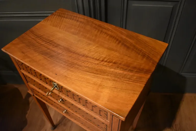 Table chiffonnière en noyer et marqueterie