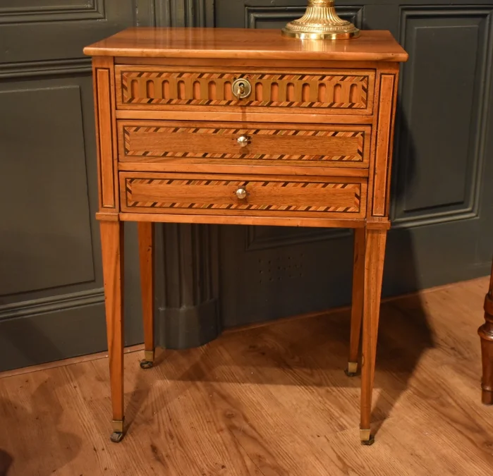 Table chiffonnière en noyer et marqueterie