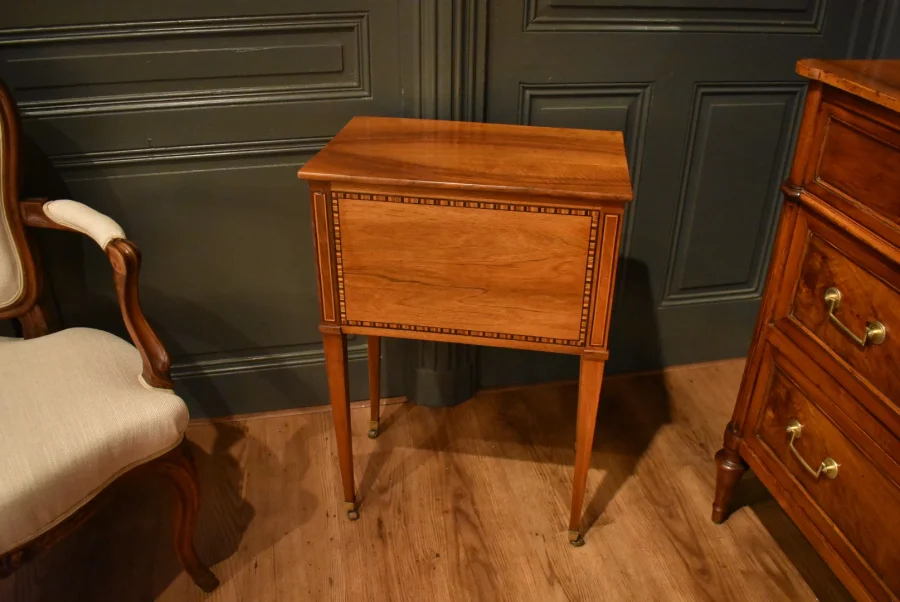 Table chiffonnière en noyer et marqueterie