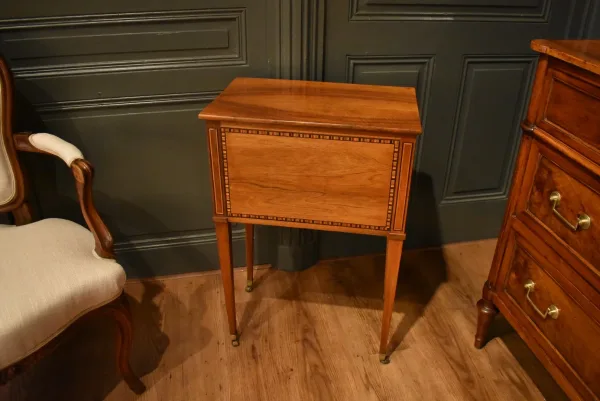 Table chiffonnière en noyer et marqueterie