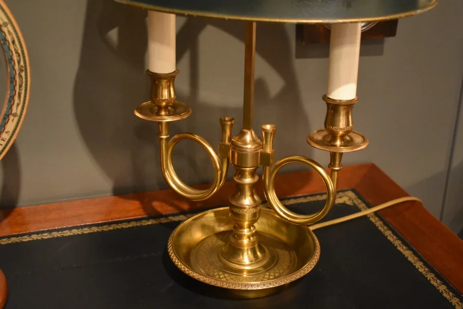 Lampe bouillotte à deux feux aux cors de chasse