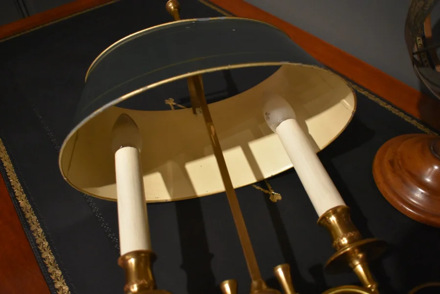 Lampe bouillotte à deux feux aux cors de chasse