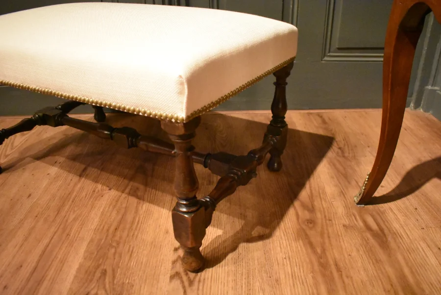Tabouret en noyer