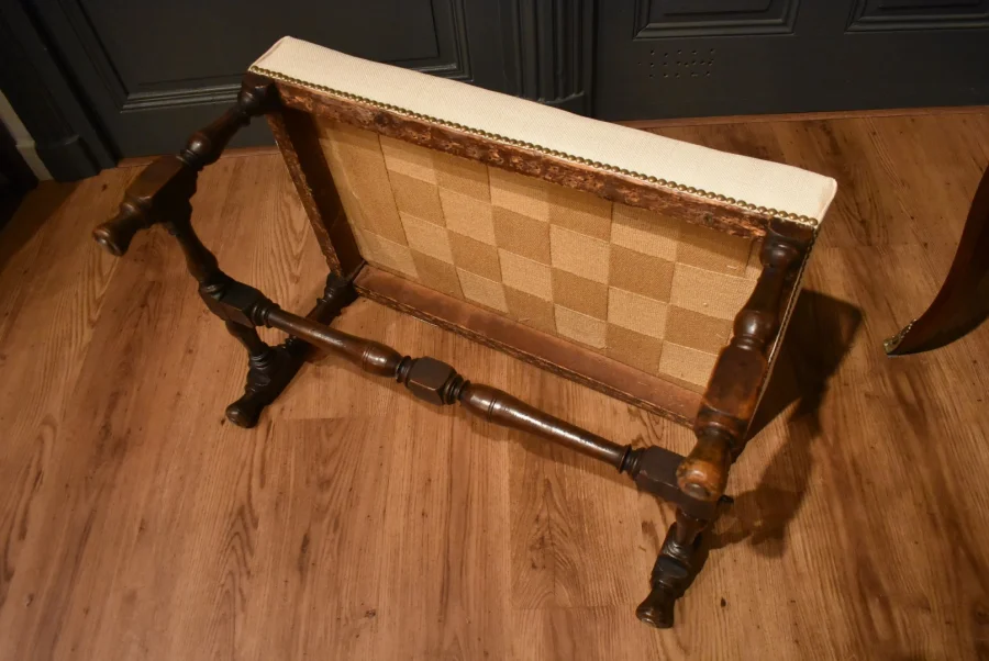 Tabouret en noyer