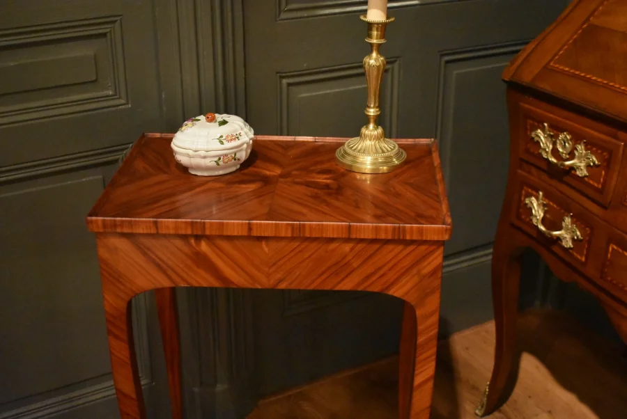 Table d'appoint en marqueterie