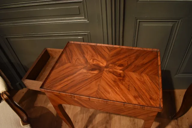 Table d'appoint en marqueterie