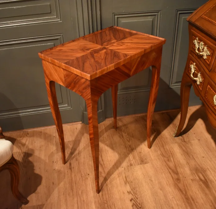 Table d'appoint en marqueterie