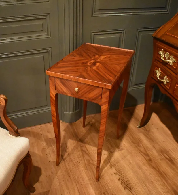 Table d'appoint en marqueterie