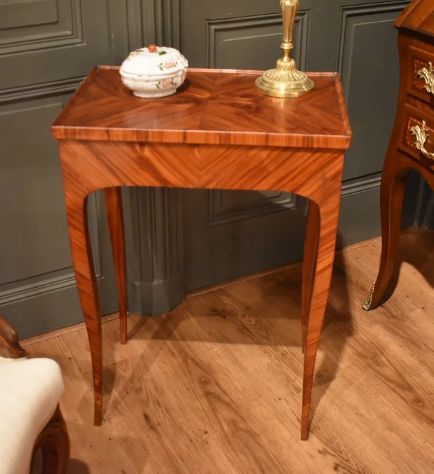 Table d'appoint en marqueterie