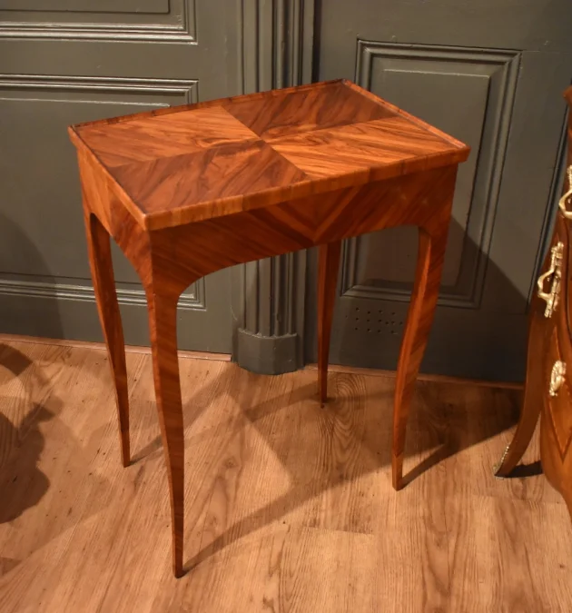 Table d'appoint en marqueterie