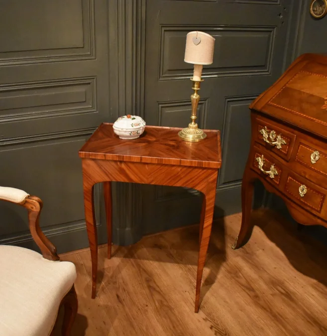 Table d'appoint en marqueterie