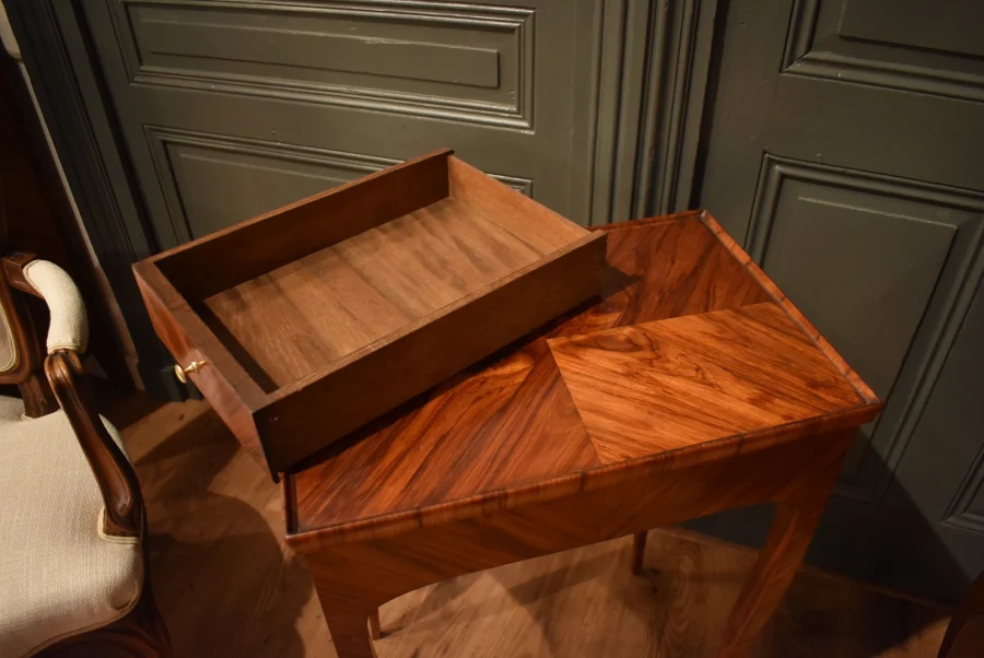 Table d'appoint en marqueterie