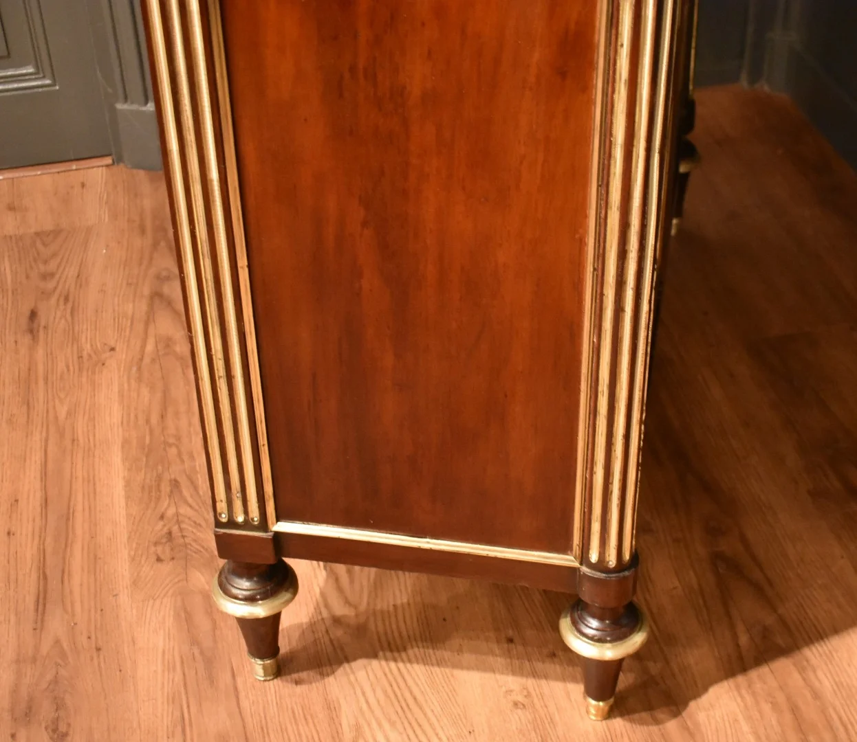 Vitrine de style Louis XVI en acajou
